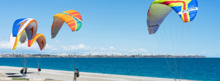 Difference Between Paragliding & Skydiving A paraglider.
